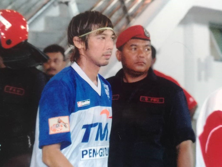 マレーシアリーグ時代。熱狂的なサポーター同士の小競り合いが絶えず、スタジアムには常に警察が待機していた=写真はすべて本人提供