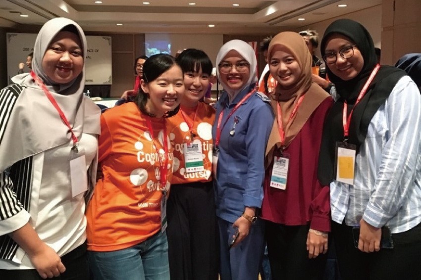 プレゼン終了後、マレーシアの看護学生が声をかけてくれた! 短い時間だったが交流することができました