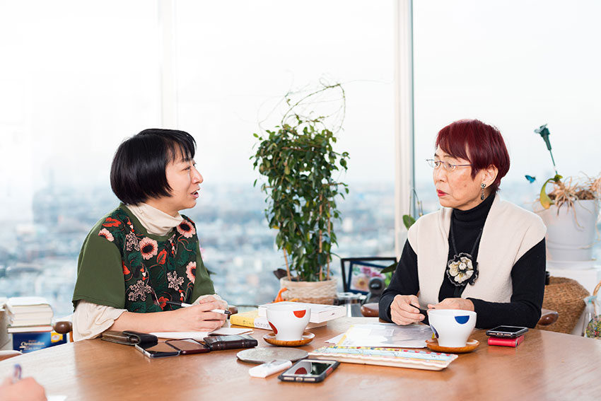 対談する上野千鶴子さんと冨岡編集長