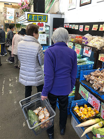 あら!これも安いわよ。あ、こちらも。