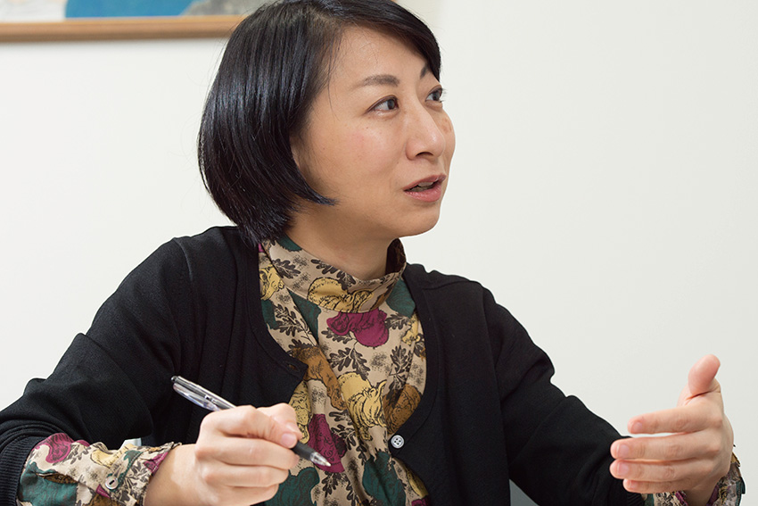 対談する冨岡編集長