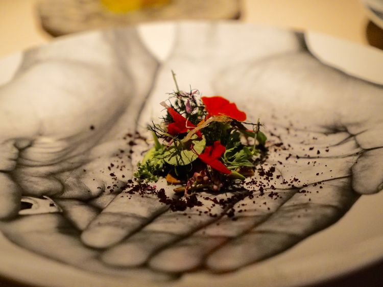 「Manresa」で供された収穫したばかりの野菜プレート。まるで大地を想像させるようなプレゼンテーションだ=関根絵里撮影