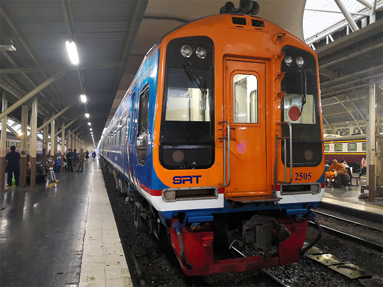 フアランポーン駅からバーンプルータールアンまで乗った列車。スプリンターと呼ばれる車両だった=2018年12月23日、バンコク、吉岡桂子撮影