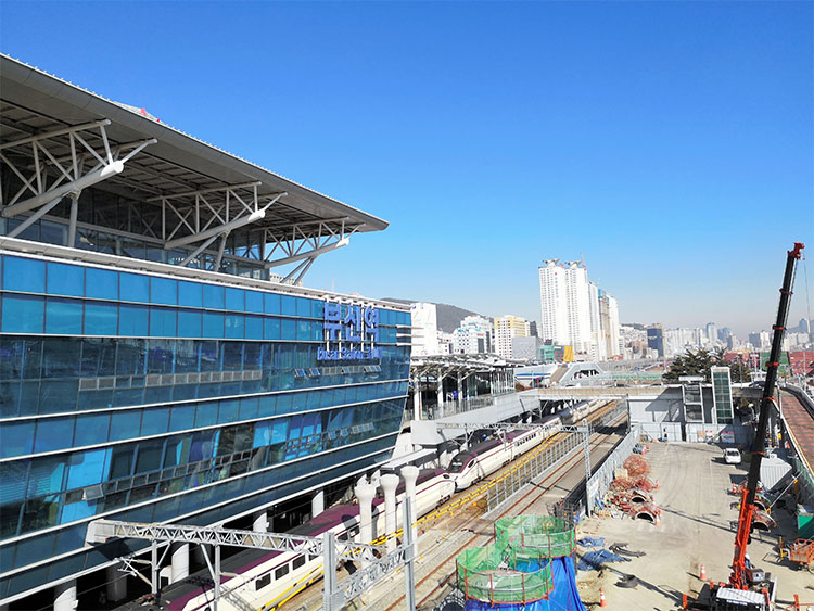 韓国南部・釜山駅。駅前を再開発中だった=2019年1月19日、釜山駅、吉岡桂子撮影