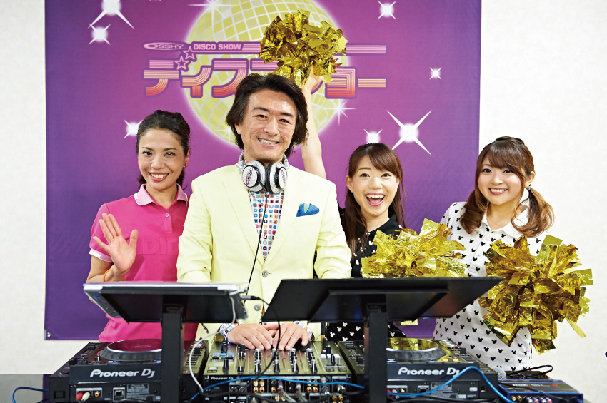 左から介護福祉士ダンサーの野毛美邦さん、DJ OSSHYさん、全日本応援協会の理事の朝妻久実さんと白石加奈さん