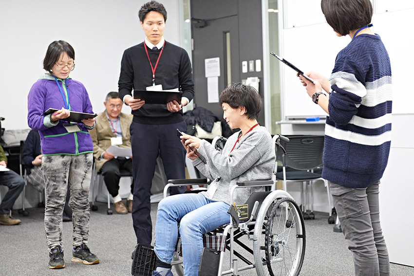このチームの主人公は演出家のニナガワさんを待っている設定