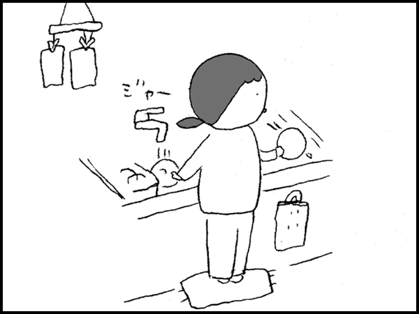 皿を洗う娘