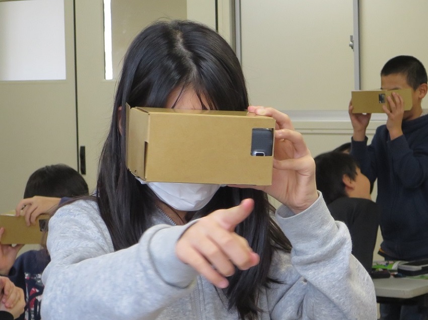 認知症VRの体験をする児童