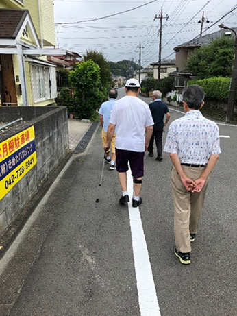 売り切った達成感漂う後ろ姿なのか、寂しい後ろ姿なのか……
