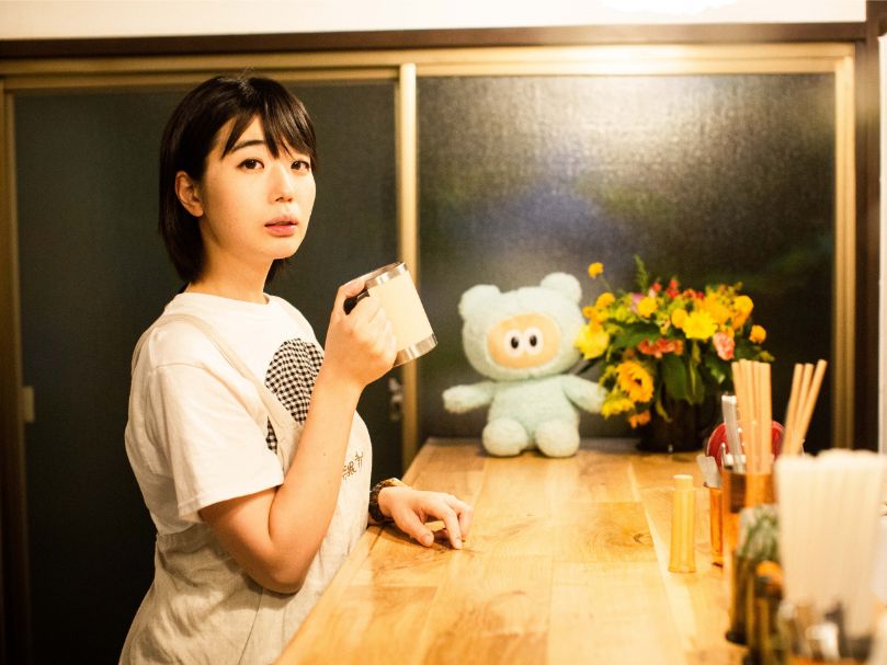 カウンターに立つ夢眠ねむさん
