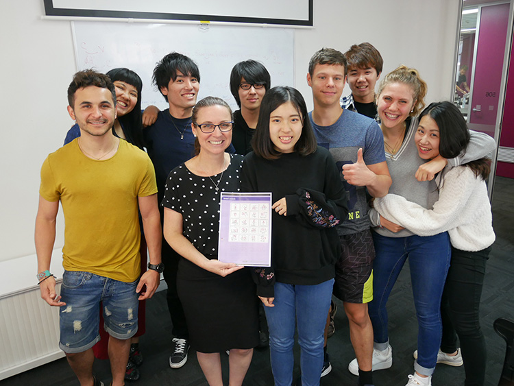 グリーンウィッチ英語カレッジの「発音」コースの学生たちとローズ・オーツ先生(前列左から2人目)。出身国は日本、ポーランド、コロンビアなど様々だ=シドニー、小暮哲夫撮影