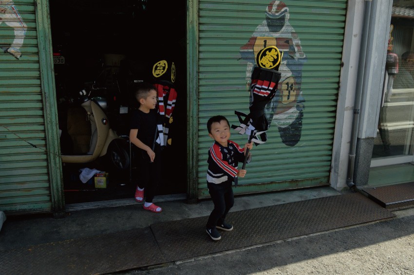 お母さん手作りの纏を持つ子どもたち