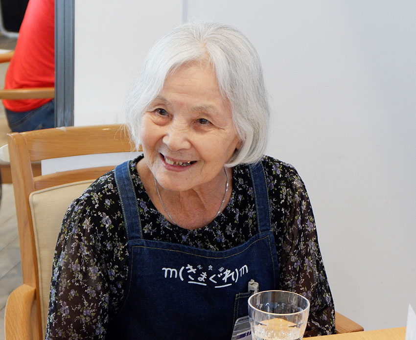 朝倉かよ子さんは五木ひろし、細川たかしが好き。「カセットでよく聴くんですよ」