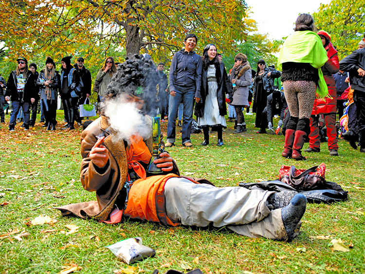 公園で大麻を吸う男性。娯楽用大麻が解禁された10月17日、カナダ・トロントの公園には解禁を祝う人たちが集まっていた=西村宏治撮影