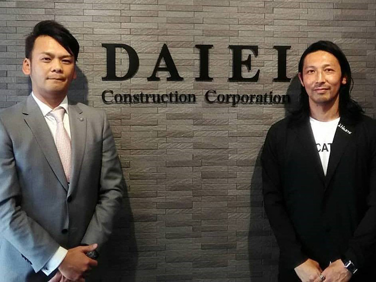 アスリート支援「ワイドPLUS」を始める大栄建設の里圭介社長(左)と伊藤壇=写真はすべて本人提供