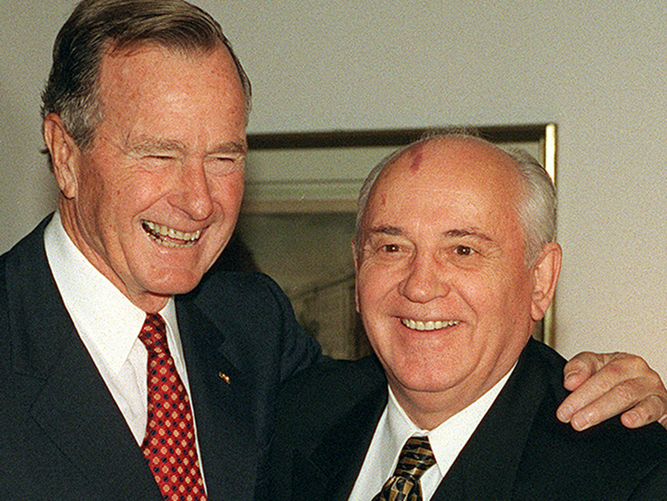ベルリンの壁崩壊から10年の1999年、ベルリンで再会したブッシュ元大統領とゴルバチョフ元ソ連大統領=ロイター