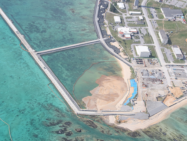 埋め立てが進む米軍キャンプ・シュワブ沿岸部=2019年1月13日、沖縄県名護市、朝日新聞社機から、金子淳撮影