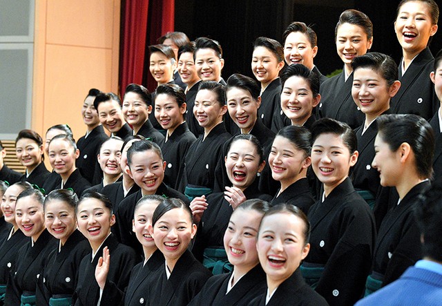 宝冢音乐学校104期毕业生 谨记「清纯正直美丽」展翅高飞