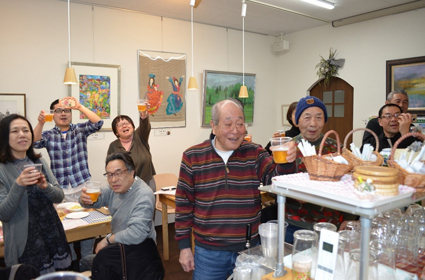 「居酒屋よいよい」開店。店長・みねおさん(写真中央)の音頭で乾杯した=清川卓史撮影