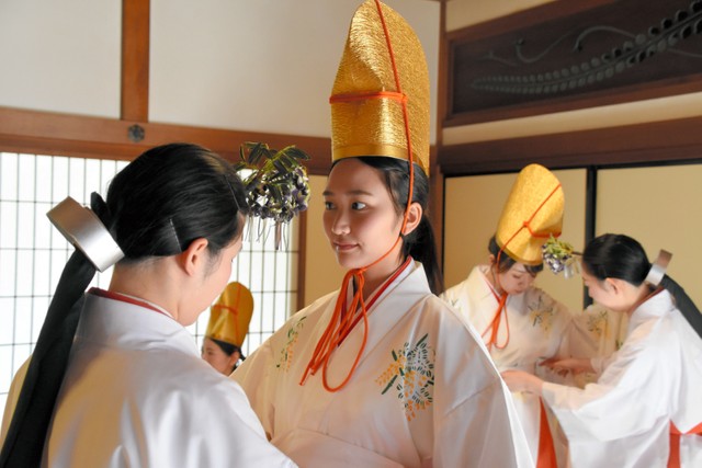 神社举行的"十日戎(财神节,授予吉祥物的福娘于23日在春日大社接受
