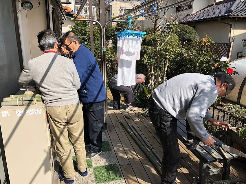 一斉に竹を切り出す人、3本ずつにまとめる人、うまく役割分担