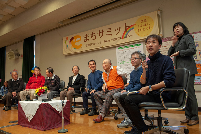 ユーモアのある丹野智文さん(右手前)の進行にかかれば、7人の当事者も本音が
