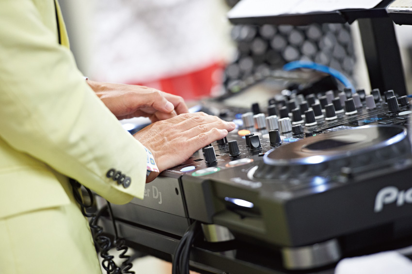 DJミキサーを操る押阪さん