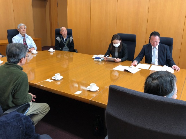 町田市議会議長応接室にて副議長と面会