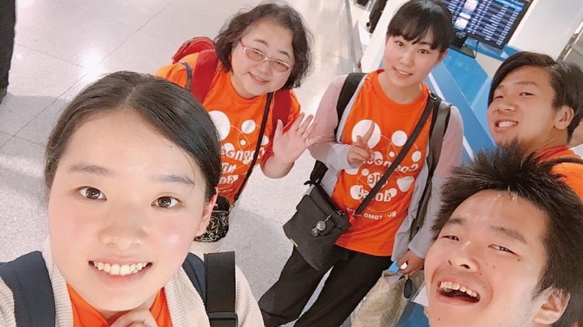 帰国便がベトナム・ホーチミンまで一緒だった新潟県立看護大チームと、近畿大チームでお別れ前の最後の1枚!