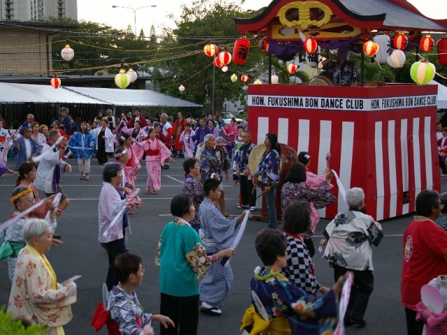 ハワイの熱い「BON DANCE」 日本の盆踊りと何が違う?