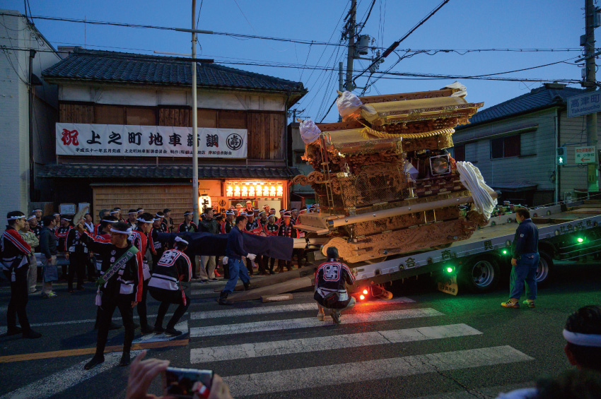 2019年5月6日早朝、新調された上之町の地車がトレーラーから下ろされる