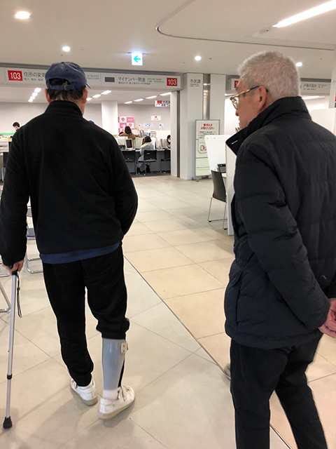 歩くと痛い。痛いから歩くことが億劫になる。でも、歩く!