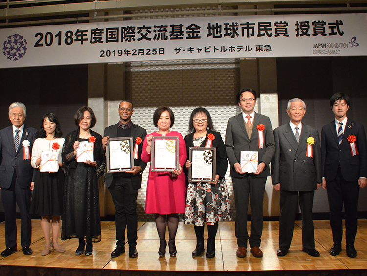 表彰された団体の代表者ら=吉野太一郎撮影