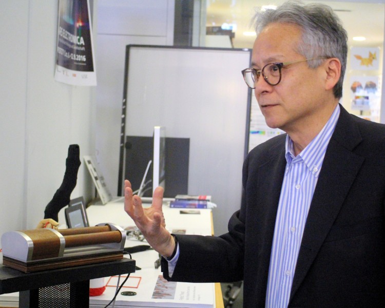 自ら作品を説明し、実演する石井裕・MITメディアラボ副所長 Photo: Tannai Atsuko