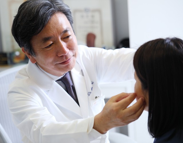 カウンセリングを行う「ドクタースパ・クリニック」院長の鈴木芳郎医師(提供画像)