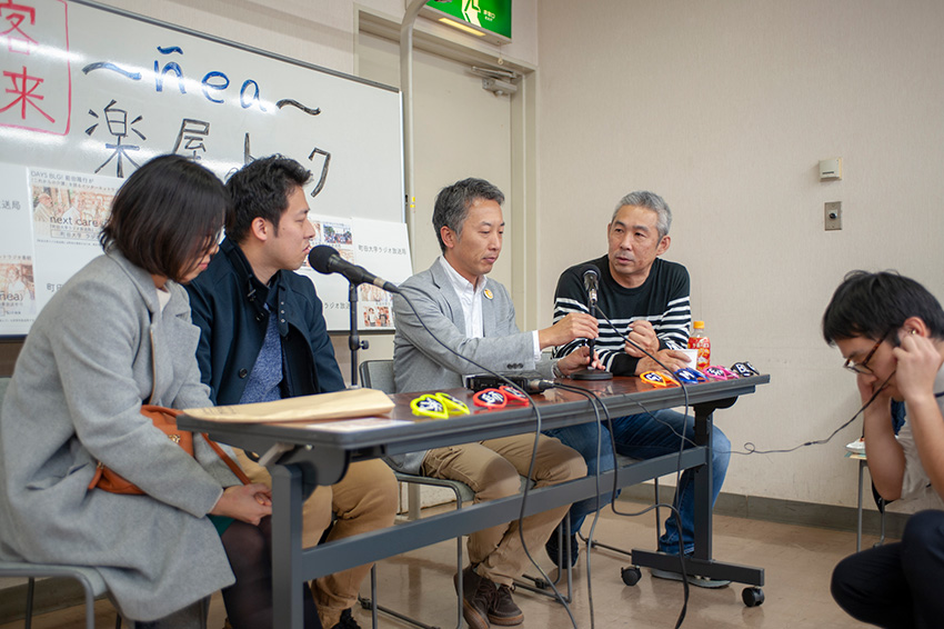 パーソナリティの前田隆行さん(中央)と、守谷卓也さん(中央右)。脱線しながらのトークが肩肘張らない番組に仕上げています
