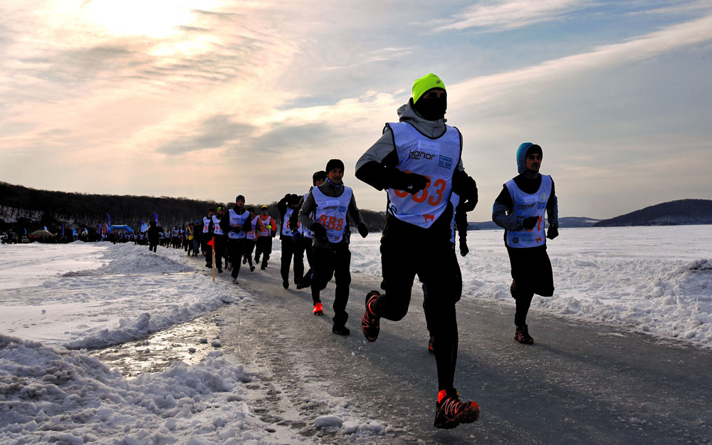 マラソンで選手は防寒用フリースを着ていた/水面には氷が漂う
photo: Nakagawa Hitoki