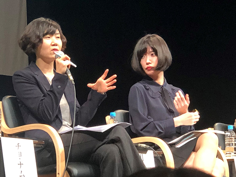 「82年生まれ、キム・ジヨン」著者のチョ・ナムジュさん(左)と川上未映子さん