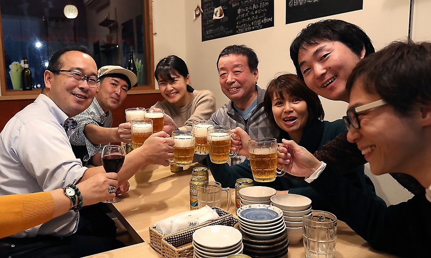 飲み会の冒頭、ビールで乾杯する参加者たち=飯塚悟撮影
