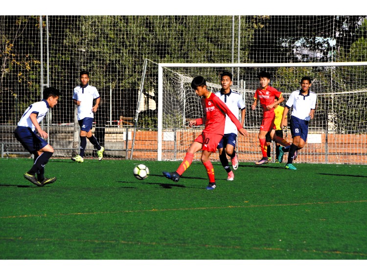 マドリードで練習試合をする、「恒大足球学校」のチーム Photo: Kono Masaki