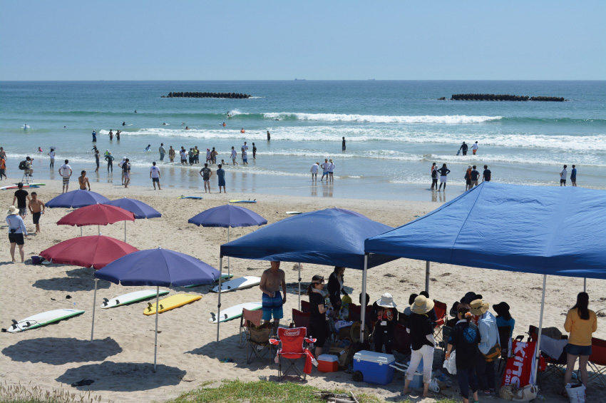 雲ひとつない国府の浜。最高気温32℃だが体感はもっと暑かった