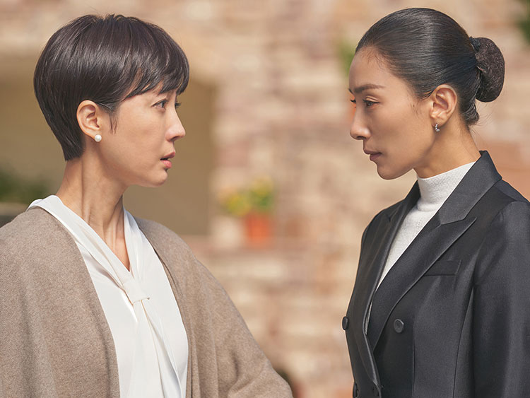 ドラマ「SKYキャッスル」で主人公の教育ママを演じるヨム・ジョンア(左)と、入試コーディネーターを演じるキム・ソヒョン=JTBC提供