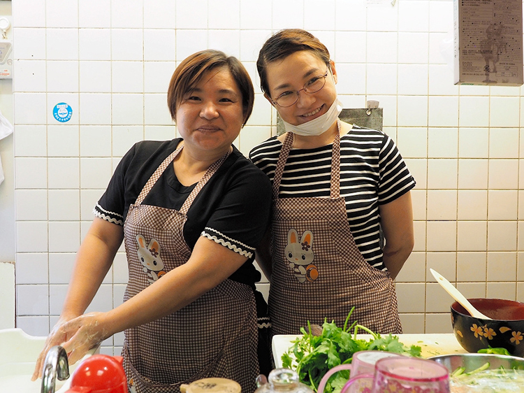 芝園の中華料理店を切り盛りする2人の女性。写真右がオーナーの王洪敏さん Photo: Oshima Takashi
