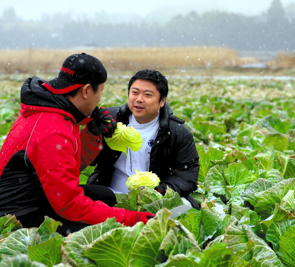 レストランの開店前、なじみの農家を回り、旬の野菜を手に入れる。生産者との対話がおいしい料理に欠かせない。 photo: Sako Kazuyoshi