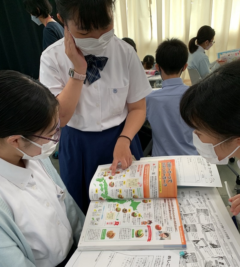 それぞれが選んだ1社について紹介し合い、気になった点などを挙げた