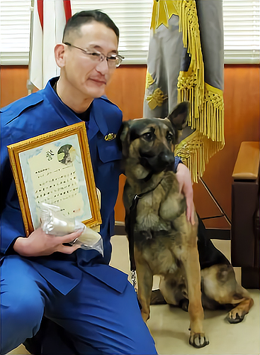 表彰された「エルフ オブ ハウス ベッケン号」と横野雅彦警部補=兵庫県網干署提供