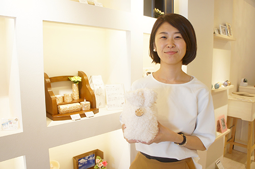 ディアペット店舗運営責任者の関口真季子さん。手にしているのは人気の骨袋=ディアペット青山店