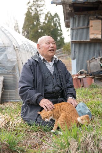一時帰宅した飼い主の男性とマメ 「鮭のおにぎりを持ってきたぞ」 写真=上村雄高