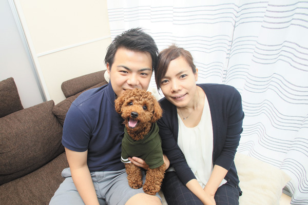 ヘーベルハウスのペット共生賃貸にお住まいの神山さん夫妻と愛犬のアン。「しつけ教室でアドバイスをもらって、すごく役立ちました!」