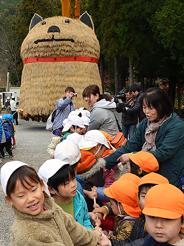 来年の干支の「戌」の置物を引っ張る子どもたち=兵庫県姫路市安富町安志